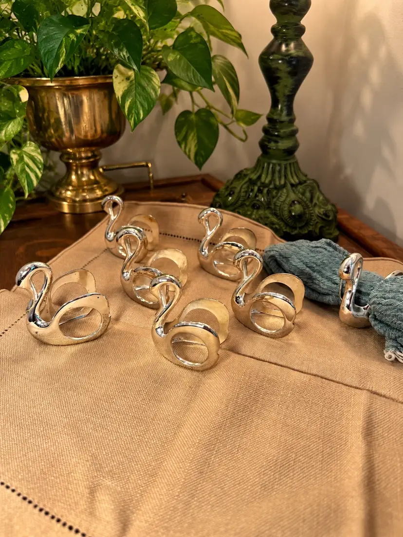 😻 Set of 7 Silver-Tone Swan Napkin Rings – Elegant Table Decor