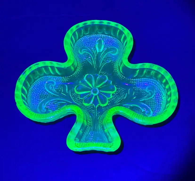 Vintage Uranium Green Glass Club Clover Playing Cards Dish Trinket Tray UV GLOWS