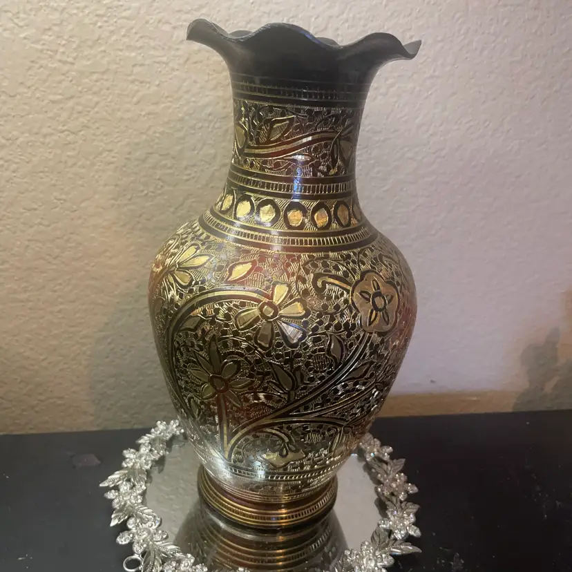 EXQUISITE VTG Black Enamel Brass 10" Royal Vase From Turkey
Enamel & Motif belong to Ottoman era