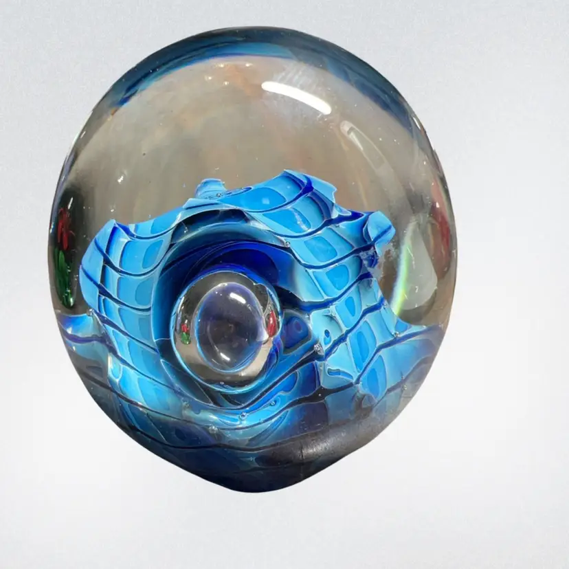 • Artist / Maker: Robert Eickholt (known for studio art glass produced in Ohio)
• Design Pattern: "Reptile" or "Reptile Bubble" series with layered blue/teal glass and signature faceted or rounded bubble accents Signed, Dated 1993