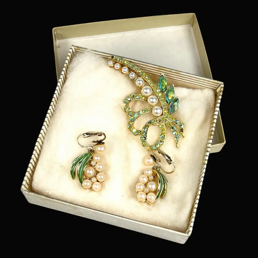 Green Rhinestone w Faux Pearls Brooch & Enamel / Pearl Clip On Earring Set. Gold-tone Metal. Unsigned. SEE CONDITION!!