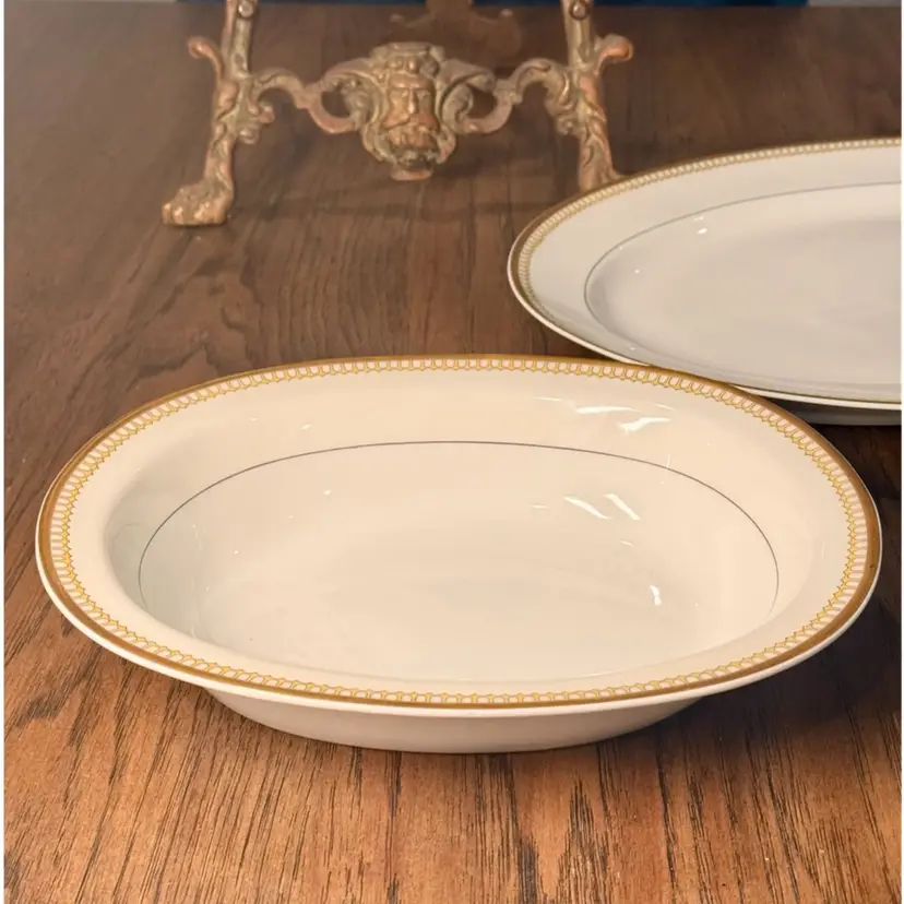 😻 Haviland & Co. Limoges Schleiger w/22k gold arches printed along a white porcelain oval veg bowl 10x2x8”