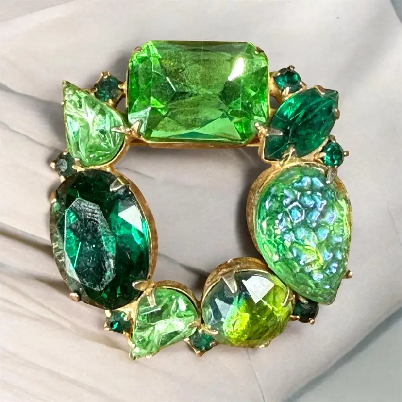 Mid-Century Vintage AB Green Glass & Rhinestone Wreath Brooch 1.5”
