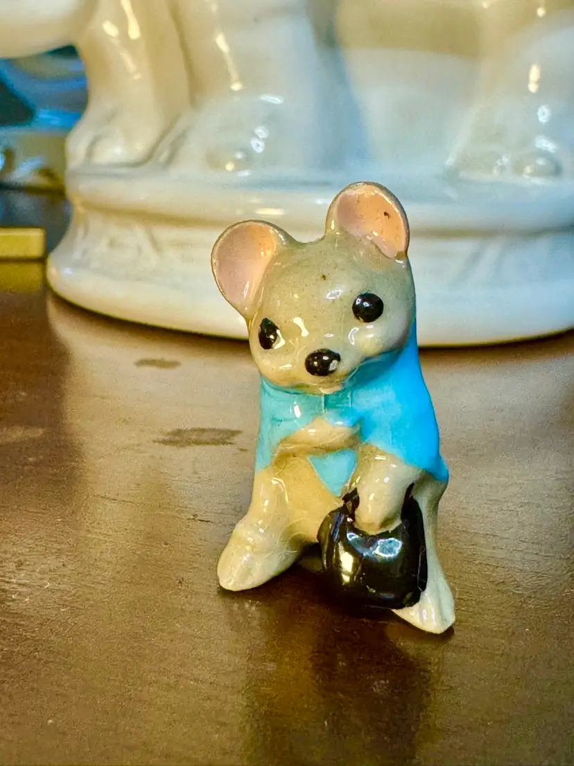 😻 Mini Porcelain Mouse Figurine with blue blanket and purse 👛