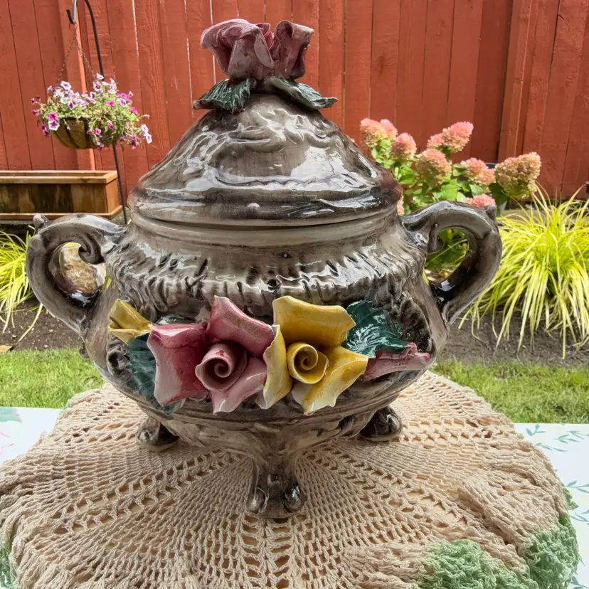🐞Vtg Capodimonte Italy Ceramic Covered Tureen with 3D Roses & Lid 10x10 *Call Out*