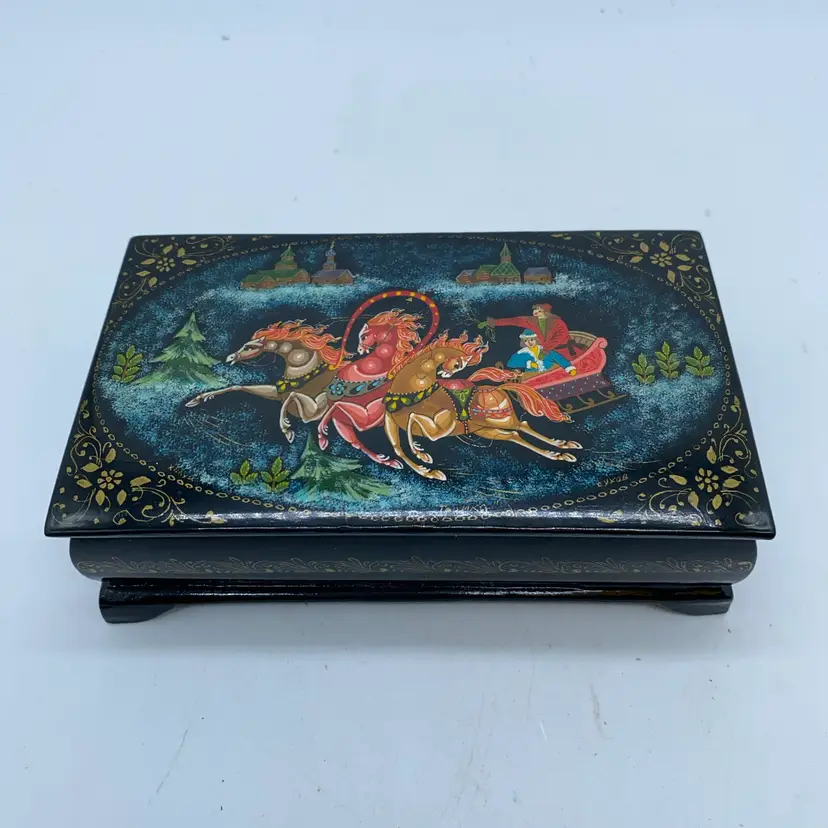 #4016 A hand-painted Russian lacquer box depicting a troika scene.