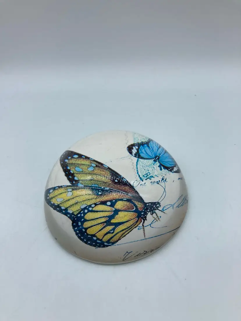 CARTE POSTALE Monarch Butterfly Crystal Dome Paperweight