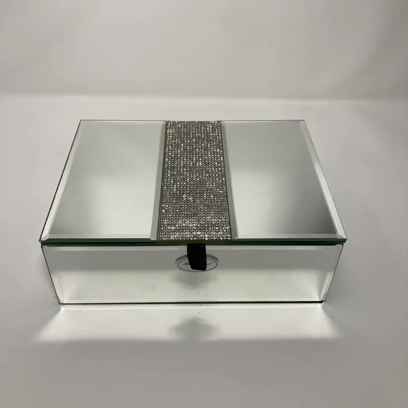 Bella Lux Mirrored Rhinestone Box! 7 3/4” x 5 3/4” x 1 1/2”!