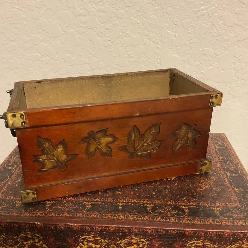 🚶🏻‍♀️🪾 Fall Leaves Wood Flower Box