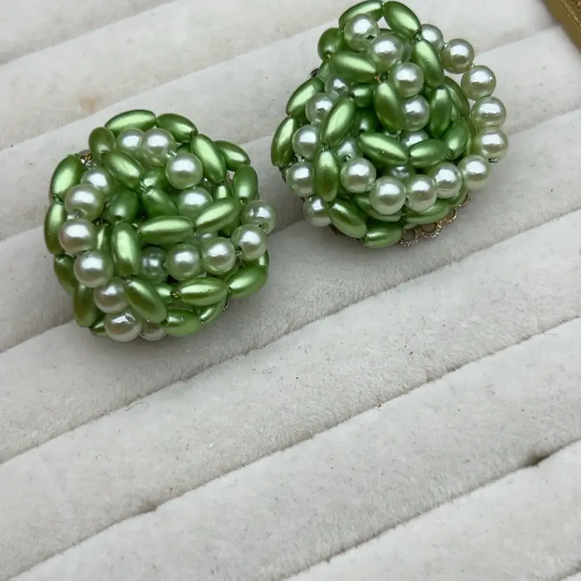 #01 Vintage 1960s Green Faux Pearl Cluster Clip On Earrings Mid Century