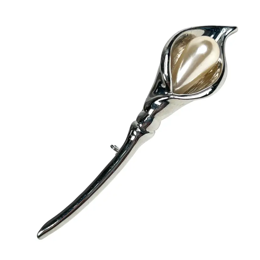 3” Calla Lily Flower with Faux Center Pearl Brooch Pin. Silver-tone Metal. Unmarked.