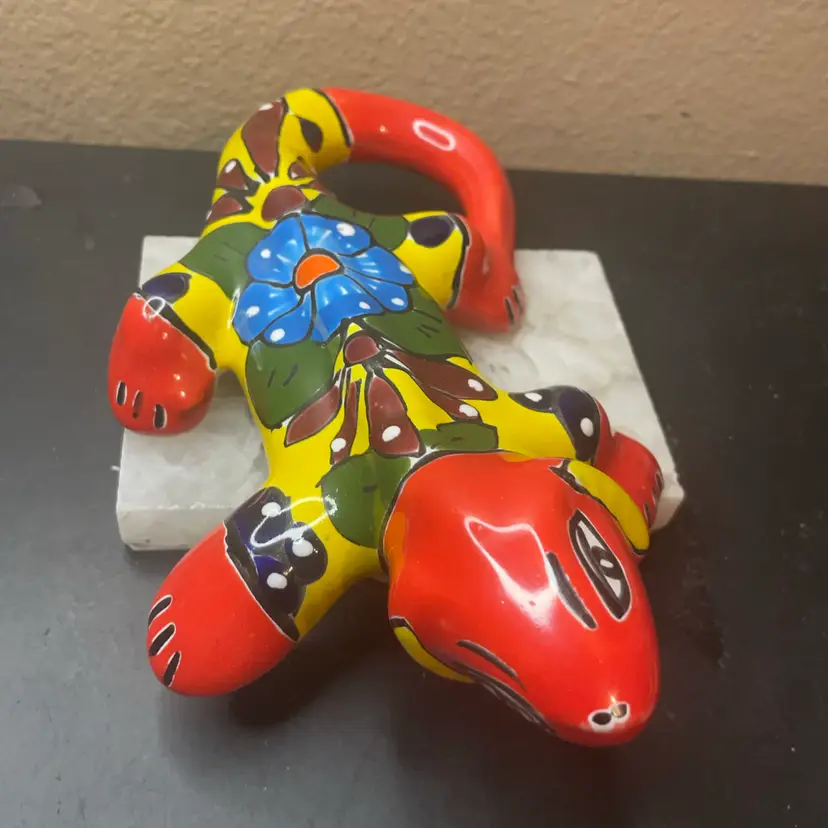 Exquisite Talavera Mexico Folk Art 10” Iguana or Gecko Figurine