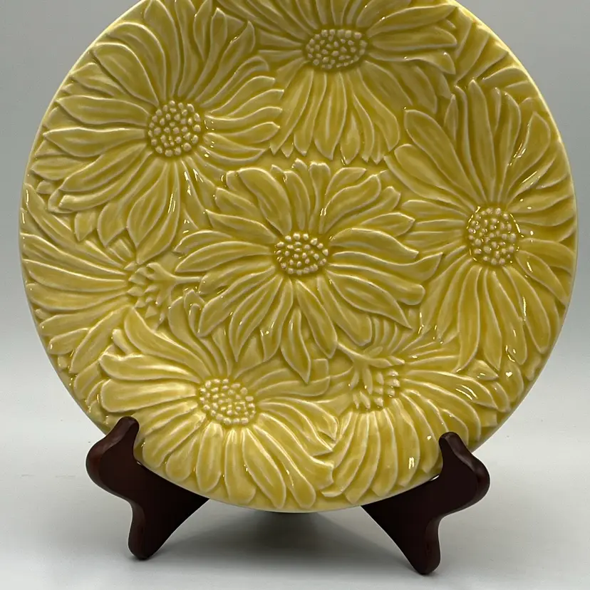 Bordallo Pinheiro Majolica Daisy Plate