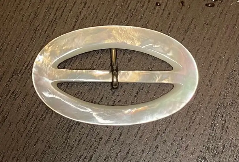 VTG Carved Iridescent Oval mother-of-pearl belt buckle with metal prong