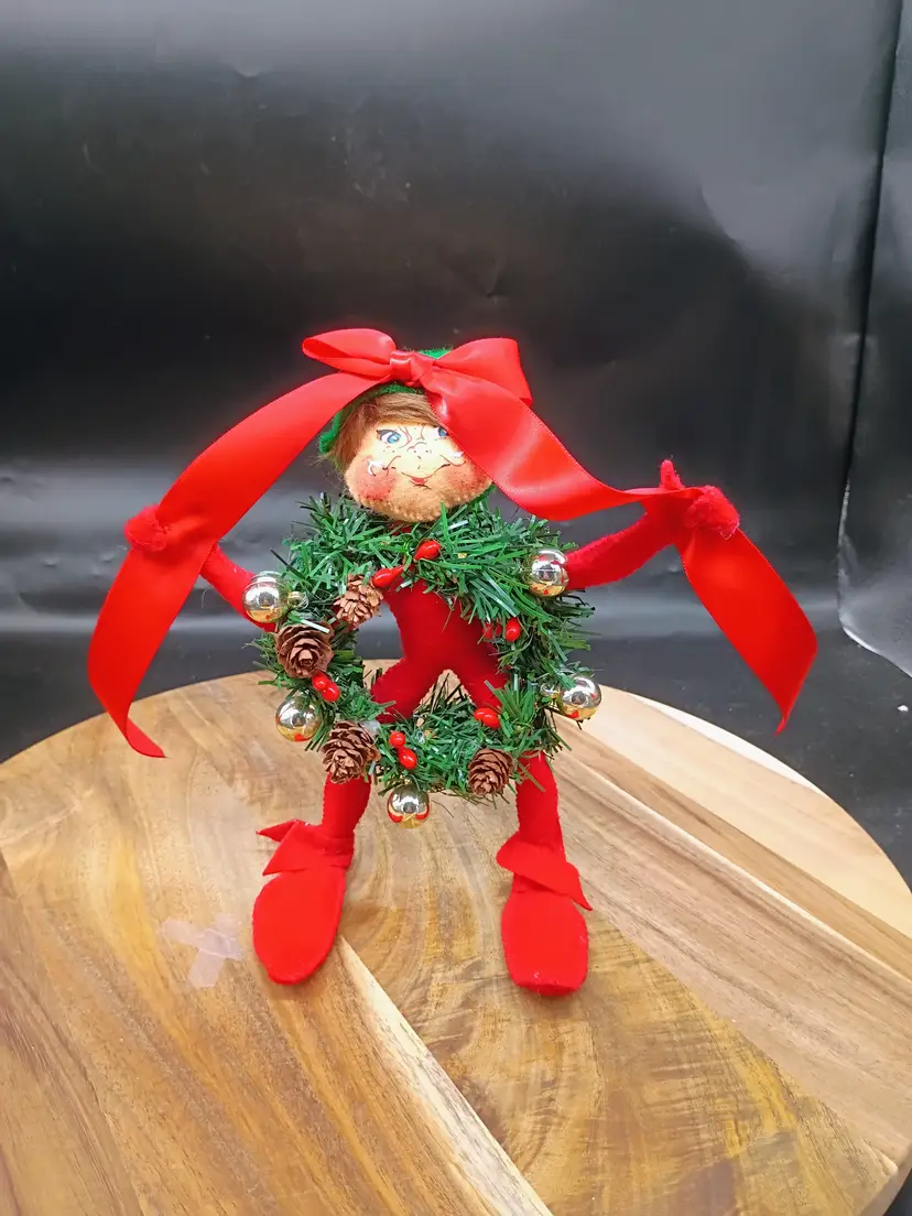 Annalee 2010 Christmas I Wanna Be a Wreath Elf 7" inches tall. 75th Anniversary Edition.