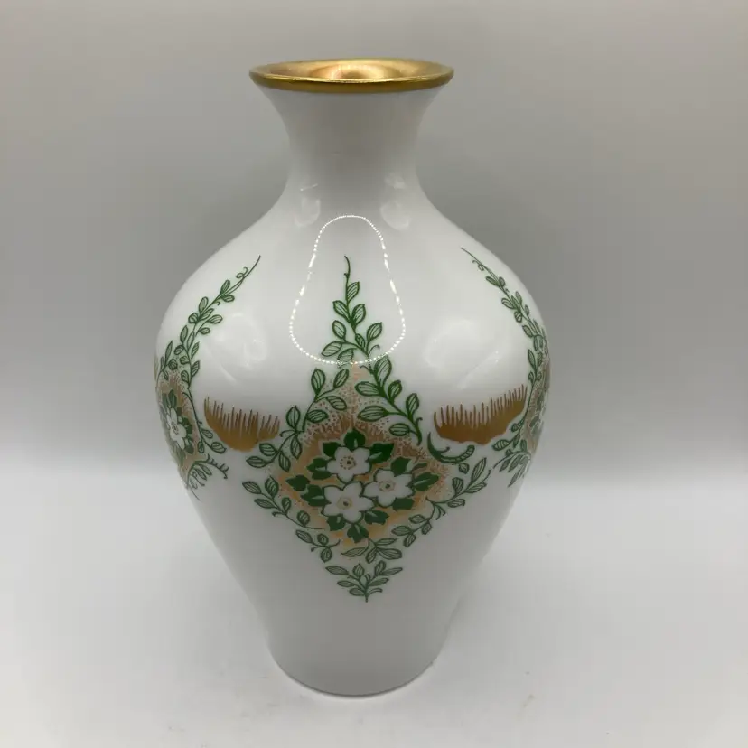 Vintage Eschenbach Porcelain Vase Bavaria Germany  5 3/4” Tall!