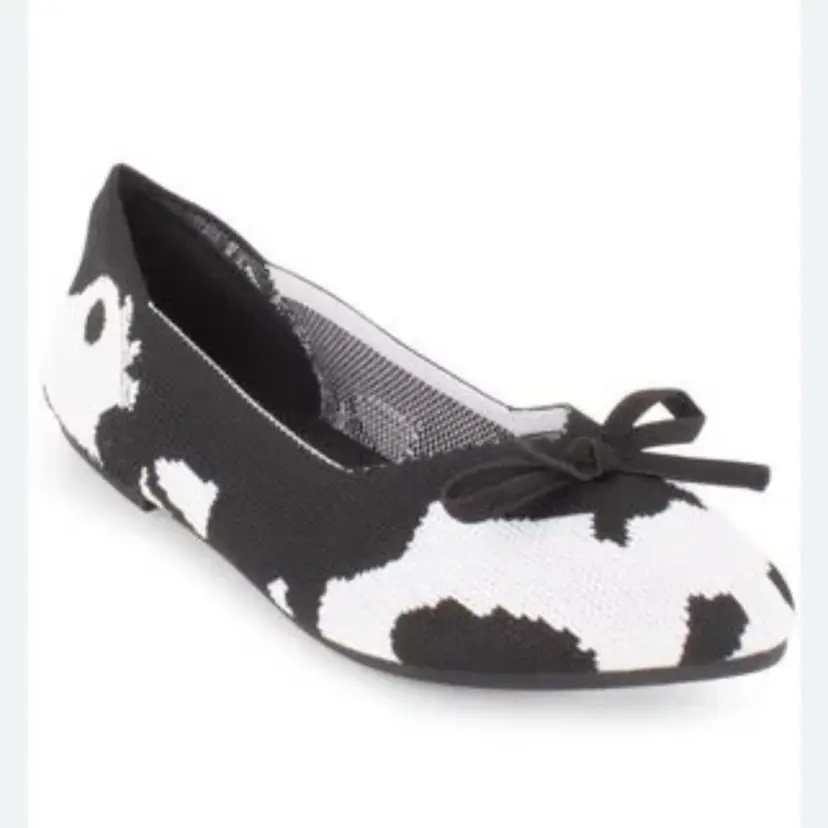 Tahari Tortuga knit slip-on flats in black & white