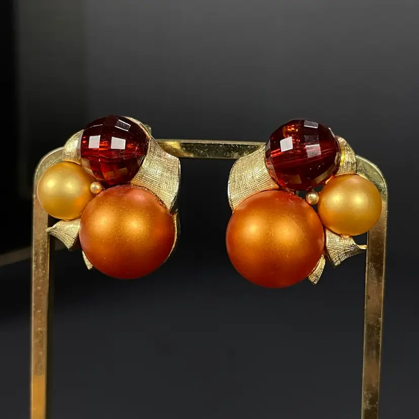 Warm Tone Orange & Ruby Red Bead Gold Tone Clip On Cluster Earrings Vintage 1"