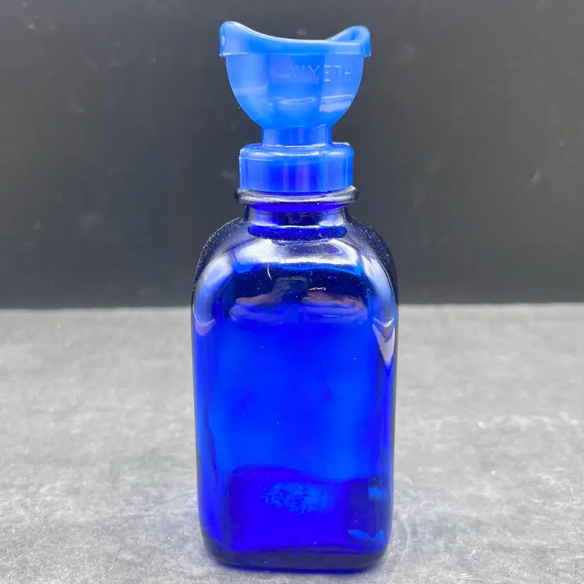 #178B Vintage Cobalt Blue Wyeth COLLYRIUM Eye Wash Bottle With Plastic Eye Rinse Cap
Bottle Is Marked On Bottom With A ‘1’
Medical Collectible
