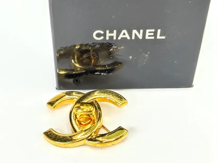 Vintage Authentic Chanel Gold Tone Turnlock CC Logo Brooch 16.6g 1.5"w/box GS834