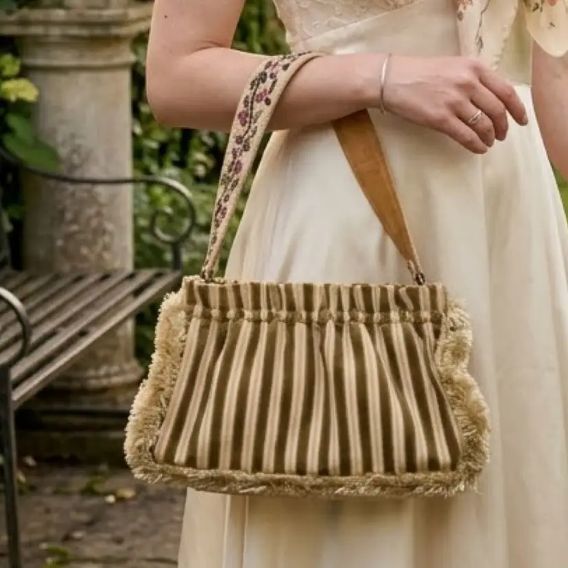 62. Beautiful 💐Crushed Velvet, Embroidered, Hand Beaded Pat Vinni Purse