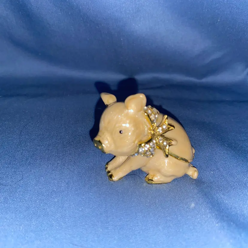 Sitting Pig Trinket Box