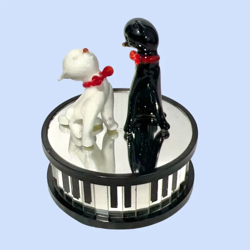 #355- Vintage Cats Music Box Art Glass Mirrored Black & White Piano Keys “Memories” From Musical Stage Show Cats  Enesco 1986