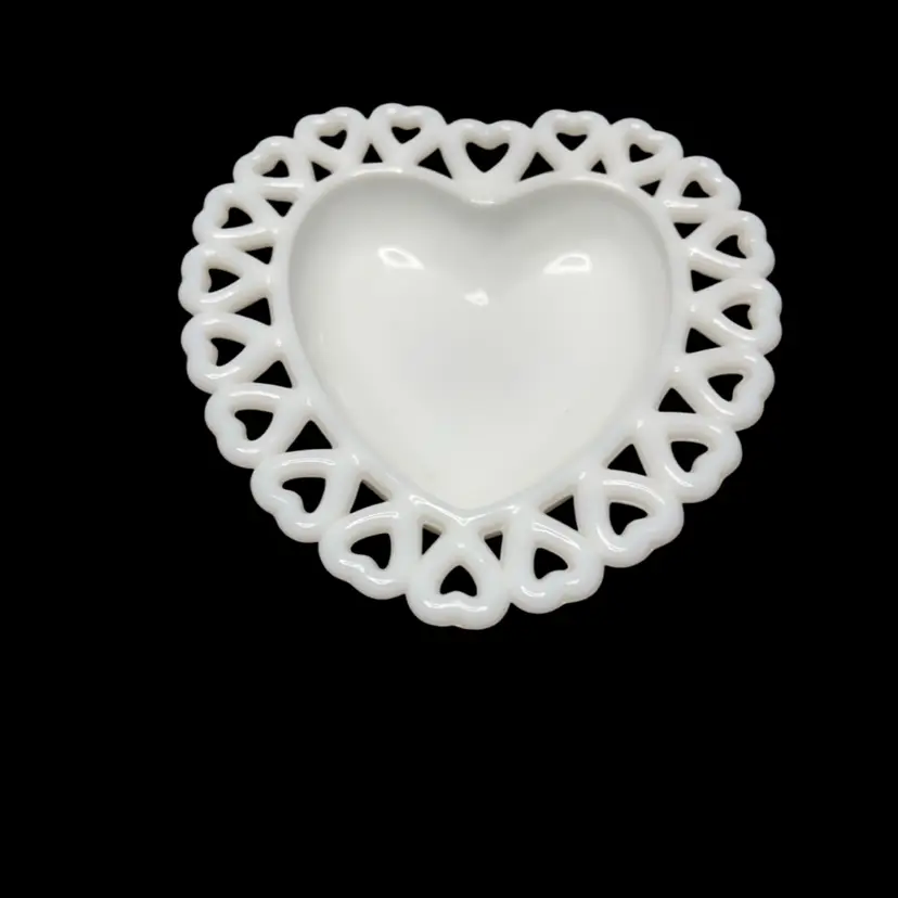 19. VINTAGE WESTMORERAND HEART SHAPED  MILK  GLASS RETICULATE LACE EDGE