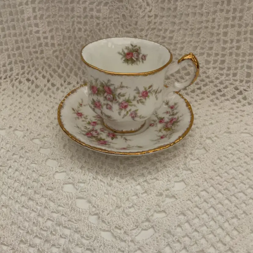 Paragon Victoriana Rose Teacup/saucer
