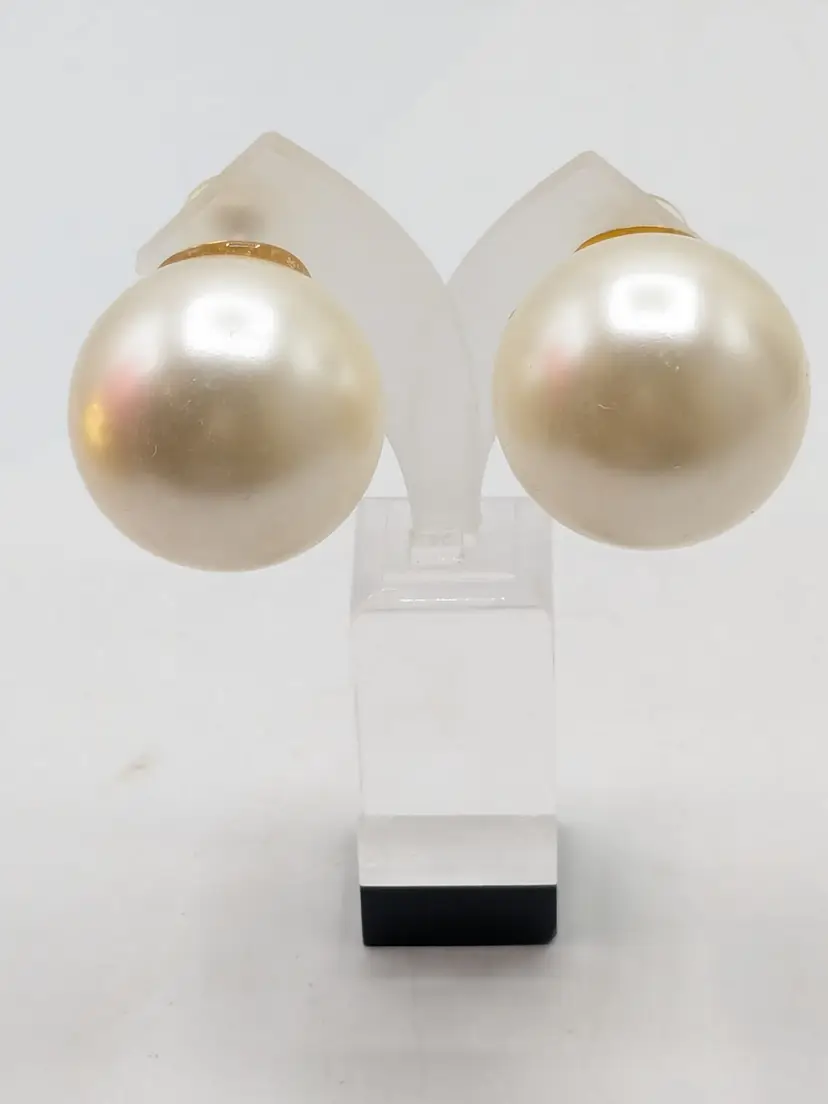 Top & Top Pastel Collection Oversized White Sphere Pierced Earrings NWT