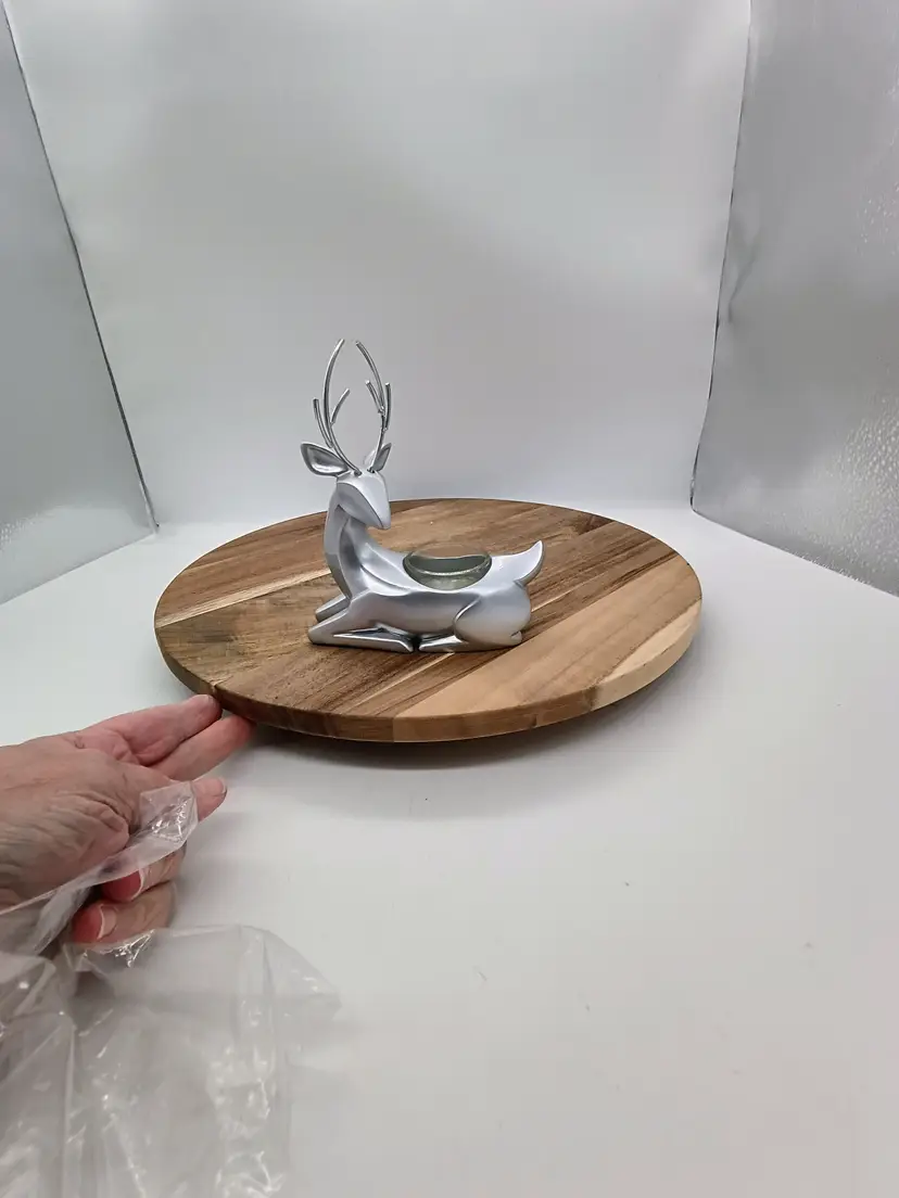 Yankee Candle Silver Forest Sitting Reindeer Tealight Holder New with tag No Box.