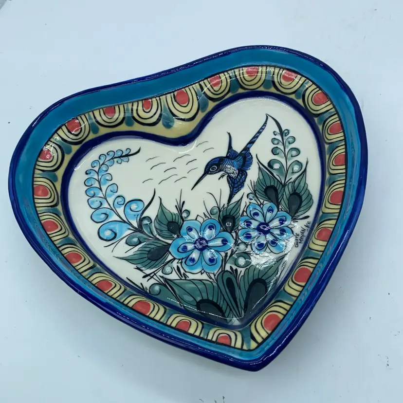 #3046 Hand-painted stoneware heart dish featuring a hummingbird by Ken Edwards Signed