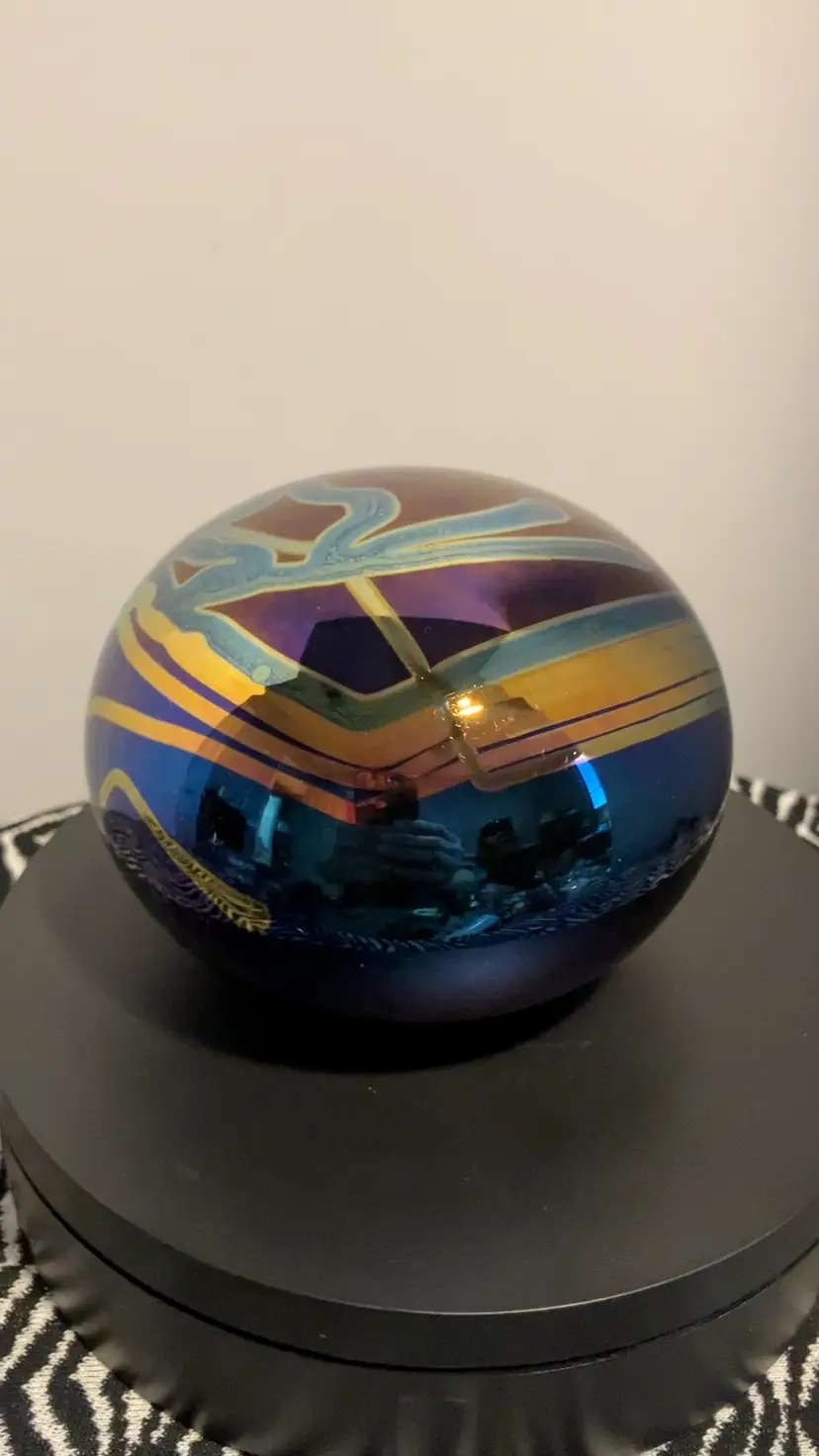 Rare Signed 1987 Wilfred Yamasawa Hawaii Iridescent Art Glass Paperweight 3.5”