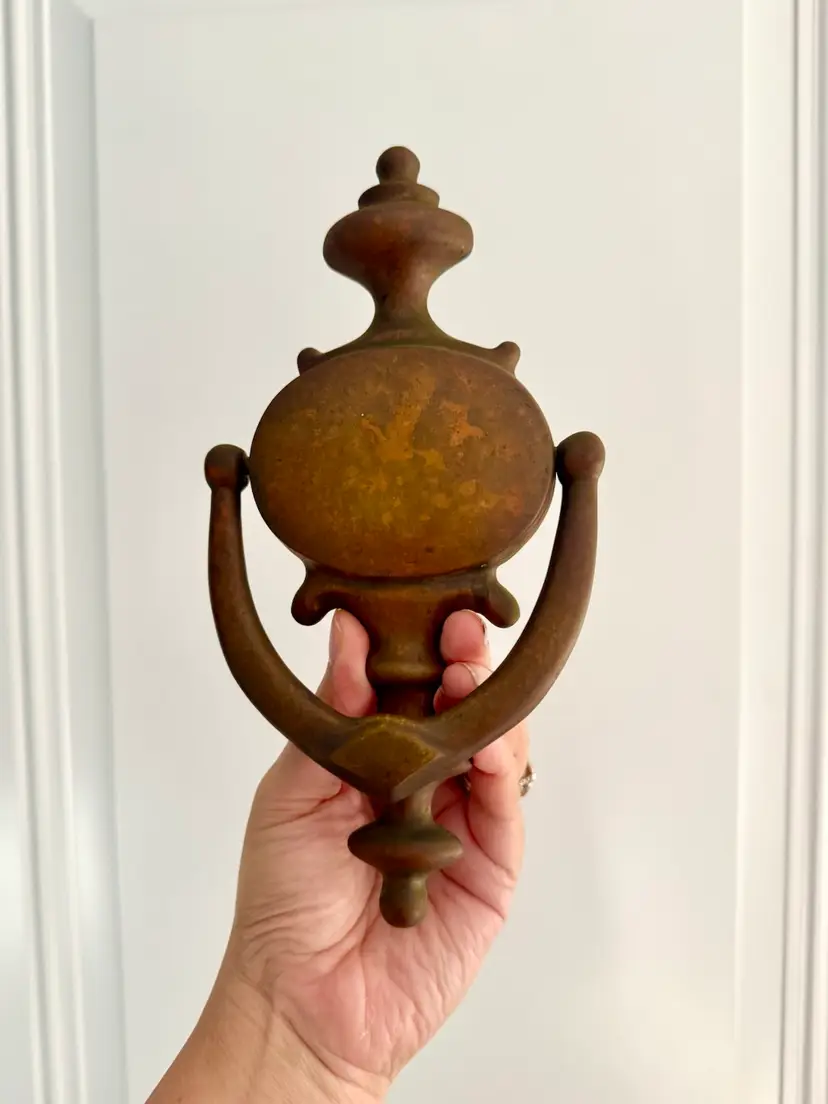 😻 antique Georgian style door knocker crafted from solid brass with bronze style finish