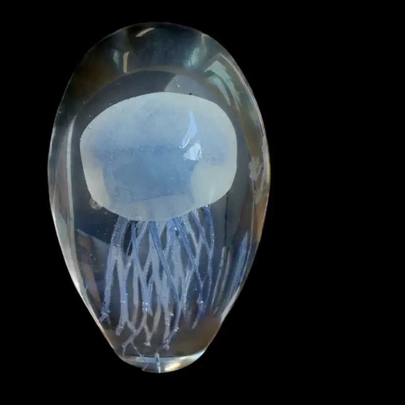 Dynasty Gallery Jellyfish Paperweight 6 1/2” Tall And 4” Wide. A Small Nick On One Side. See Picture