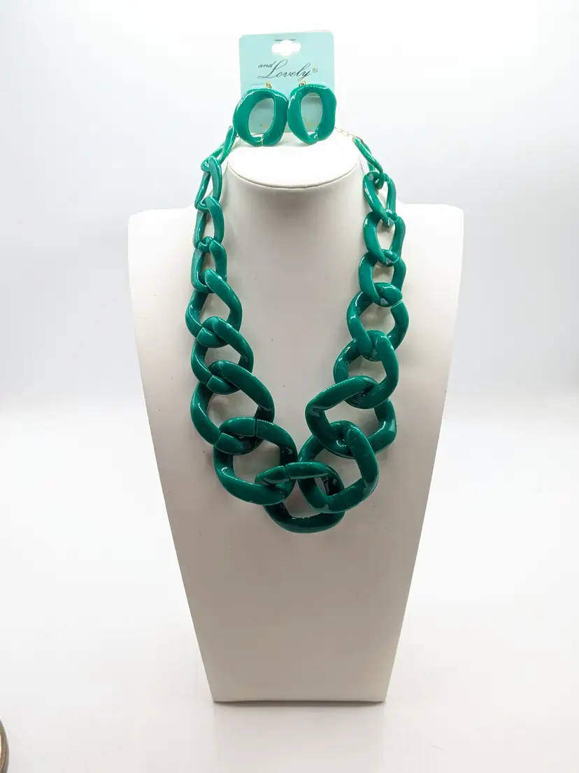 And Lovely Green Chunky Acrylic Necklace and Pierced Earring Set NWT