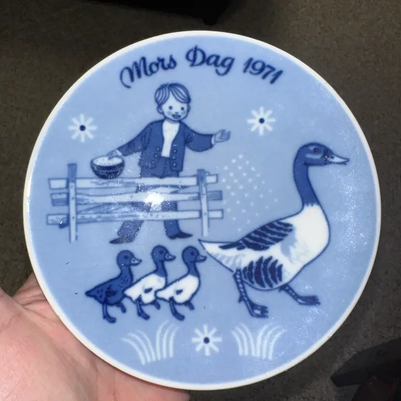 Porsgrunds Norway Porcelain 1971 Mothers Day Plate Second Issue 5 1/8” Diam. Hangs