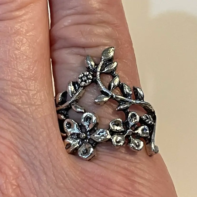22 Size 6 Silvertone Floral Ring