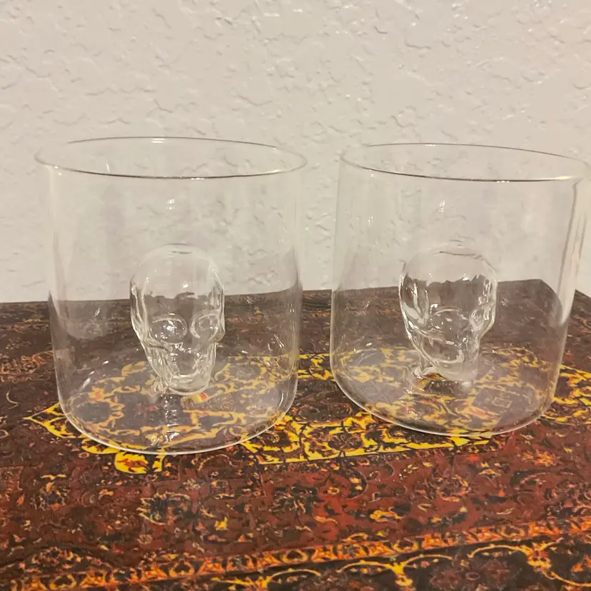 🚶🏻‍♀️🪾 Pottery Barn Set of 2 Glass Skull Double Shot Glasses