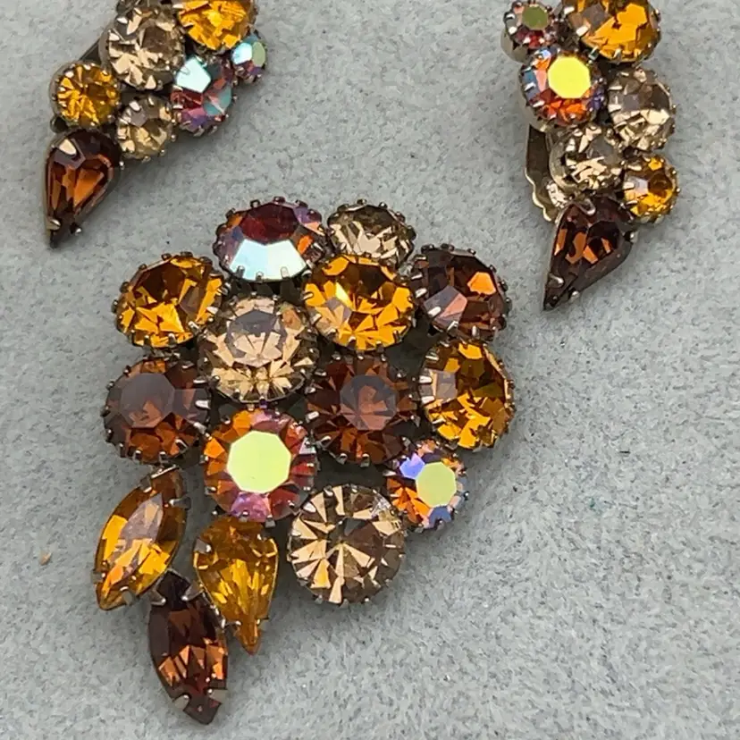 #01 Vintage 1950s–1960s Karu Arke Amber AB Rhinestone Brooch Clip Earrings Set