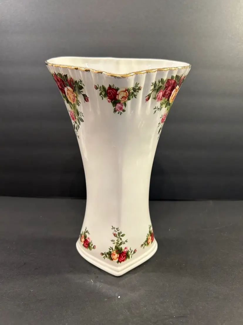 Hard To Find Royal Albert Old Country Roses From the Heart 9¾” Flared Heart Vase
