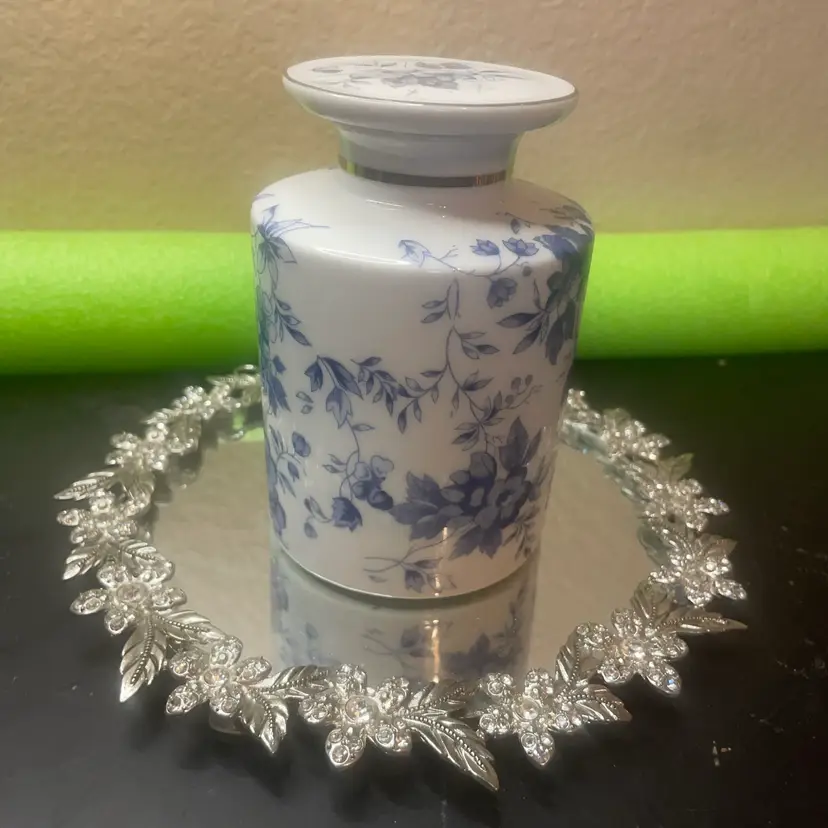 1970 VTG blue-and-white porcelain chinoiserie ginger jar or apothecary jar